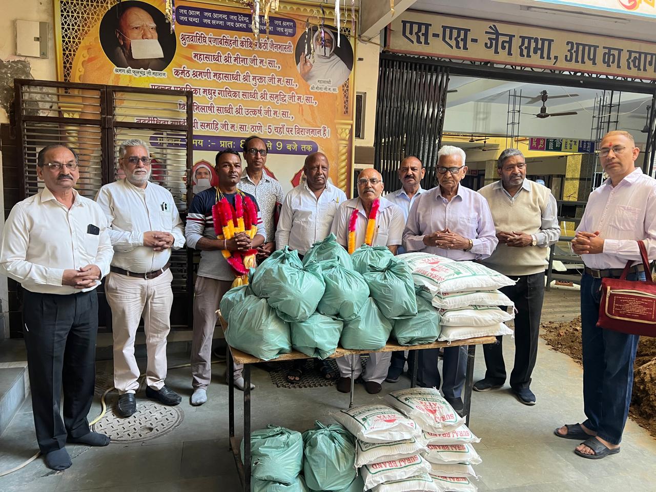 Shri Vardhman Jain Seva Sangh distributed ration to the needy on the occasion of the birth anniversary of Gurudev Shri Sudarshan Lal Ji